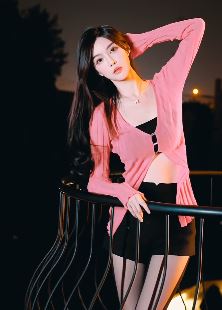 气质小姐姐「稚昂张」分享居家日常 配文:做不了生活的主人 做你的也行!