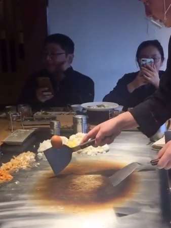 这个厨师不仅会做饭，还会一些特殊的功夫！