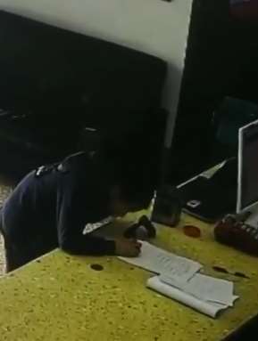 父亲酒后施暴男孩上网课耍游戏 男孩到派出所举报父亲家暴