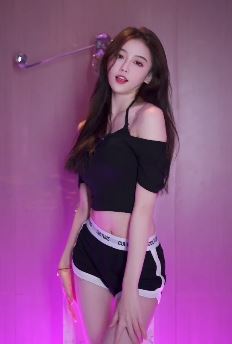 东北小姐姐「你的瑶」性感穿搭秀身材 网友:最漂亮的仙女