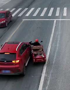 三轮车强行变道太被撞翻，网友：一个不懂交规，一个不懂做人！