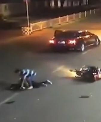骑电动夫妇被轿车撞飞，更震惊的一幕还在后面！