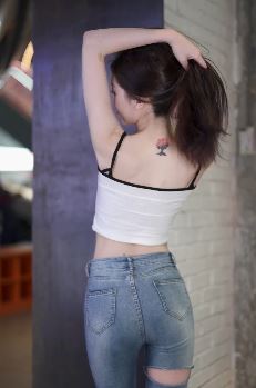 美女主播「你的瑶」穿紧身牛仔裤上演背影杀 网友:今晚几点播