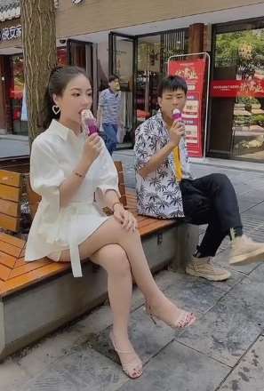 小伙子学美女吃冰激凌 鸟粪掉衣服上以为是冰激凌就放嘴里吃