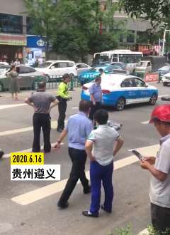 贵州一出租车斑马线附近撞伤多名学生
