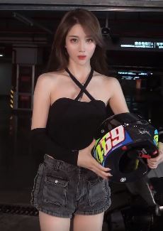 机车美女穿黑丝，是个男人都会多看两眼！