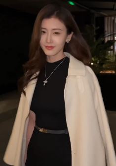 长腿小姐姐「李伊霏」分享御姐高级感穿搭,网友:芙蓉不及美人妆!