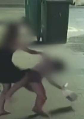 福建一女子街头认错人打招呼被当街殴打