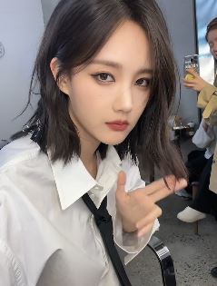 演员李一桐穿白衬衫结黑领带分享酷帅造型 网友:这风格爱了