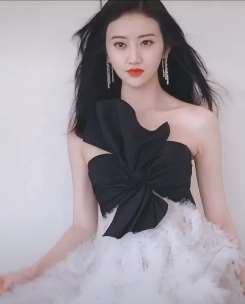 景甜羽毛裙亮相成龙国际动作电影周