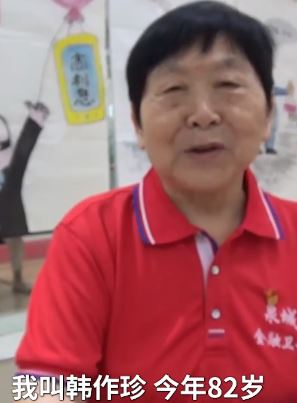 山东济南一8旬退休教师作画宣传反诈