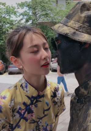 车模苏宁调戏铜人 铜人小伙子不为所动