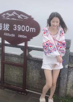 小姐姐穿短裤4000米山顶冒雪摆拍，隔着屏幕都感觉冷！