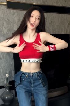 活力美女「以沫MOMO」红色背心搭牛仔裤居家热舞 网友:气质优雅魅力四射