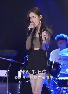 这首歌原唱没唱红被「戴羽彤」唱火了,一首《我配不上你》听过吗!