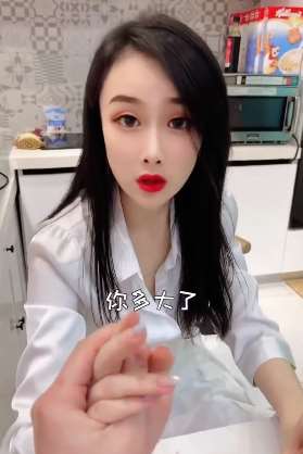 男子购物钱没带够 把收银小姐姐忽悠的忘乎所以！