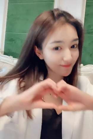 遇到这样可爱的美女，你会心动吗?