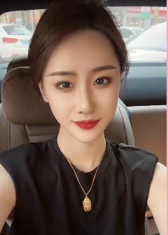 济南小姐姐「徐姨」分享车内随拍 网友：美的迷人啊