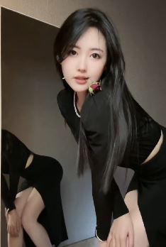 沈阳小姐姐「许小姐」穿黑色开叉裙分享日常好状态  网友:风情万种