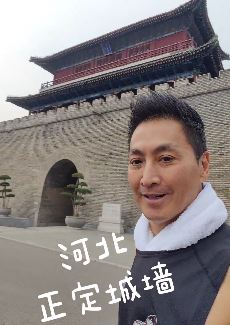 演员何家劲分享河北正定游玩vlog，参观正定城墙！