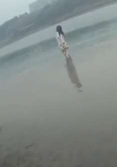 四川一女子因家庭问题欲跳河轻生