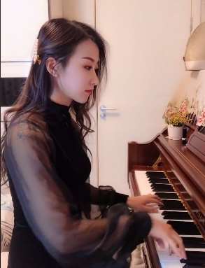 美女钢琴演奏歌曲上海滩，曲美歌美人更美！