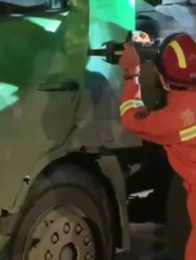 宁波镇海一路口两辆集卡车发生追尾