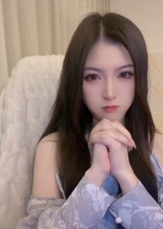 甜美小姐姐「uu不睡觉」化美妆小露香肩居家跳手势舞