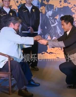 彭于晏给洪金宝敬茶磕头