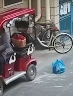 装20万现金塑料袋被当垃圾处理 民警翻15吨垃圾找回