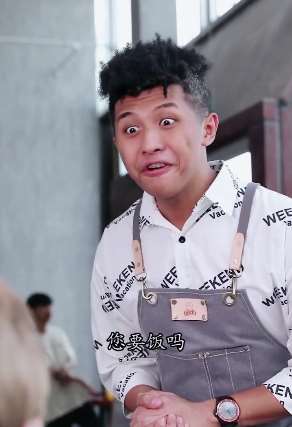 搞笑短剧：最欠打的服务员