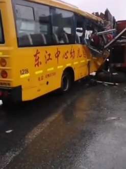 山东龙口一校车与货车相撞 2人受轻微伤