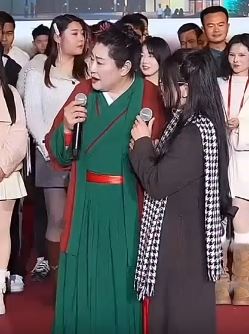 王婆说媒：姑娘上台相亲看上了摄影师小哥