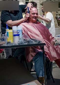 美国民众以"剪发"为由抗议封锁政策