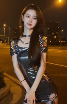 迷人小姐姐「兔白白」穿性感皮裙夜晚街头热舞 网友:美若天仙
