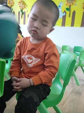 小朋友坐都能睡着，更厉害的是倒不了，这功夫厉害吧！