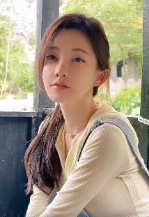 网红小姐姐冯提莫分享户外秋天的气息 网友：越来越像少女了！