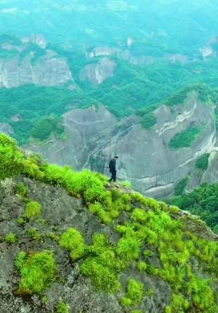 悬崖绝壁上的烧香客，看着让人步步惊心！