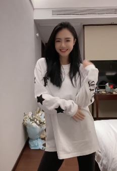 演员「曾梦雪」跳轻松旋律舞助消食 网友：全网最美酒窝！