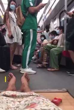 广州2男子为博眼球 地铁内直播吃饭睡觉被行拘