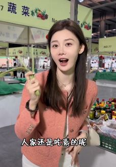 网红车模张芮尔搞笑:别再减肥了,能瘦猪八戒早瘦了!