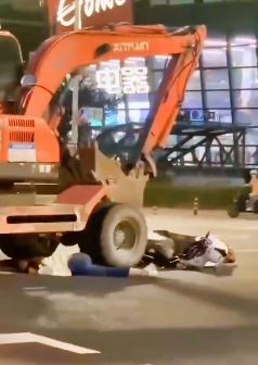 苏州一女子被挖机机碾压身亡
