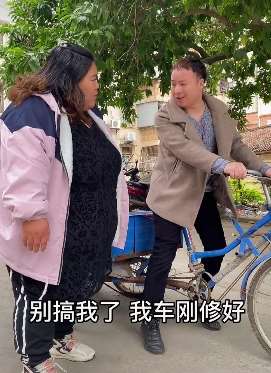 男子骑三轮车遇胖妞搭车，结果悲剧了！