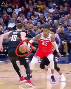 约基奇花哨控球，连续背后运球上篮得分太骚了！
