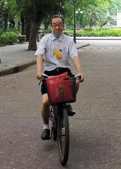 8旬退休教授长期给贫困生捐款，总额近70万