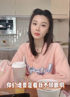 车模张芮尔搞笑:没事就多看看,看多了就顺眼了!