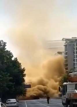 杭州市区一路面塌陷致燃气泄漏黄尘弥漫