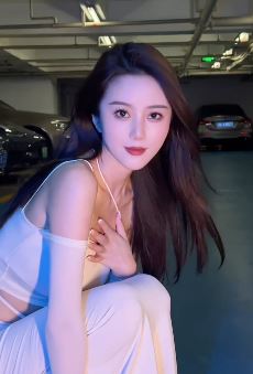 性感小姐姐「张婧彤」地下车库热舞,一身白色搭配很有女人味!网友:史上最靓的妞!