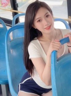 小姐姐「海派甜欣」休闲穿搭分享公交车上随拍 网友:是我的菜