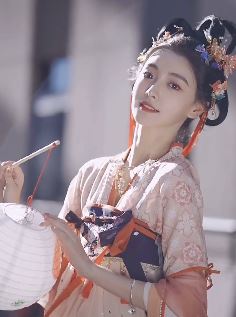 穿汉服的漂亮小姐姐「金肉肉」网友：有点像baby！